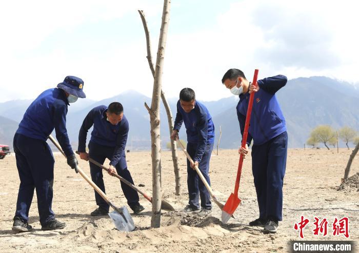 林芝市巴宜區(qū)森林消防中隊志愿服務(wù)隊正在平坑。　西繞拉翁 攝