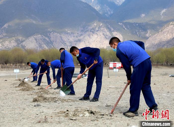 林芝市巴宜區(qū)森林消防中隊志愿服務(wù)隊正在揮鍬鏟土?！∥骼@拉翁 攝