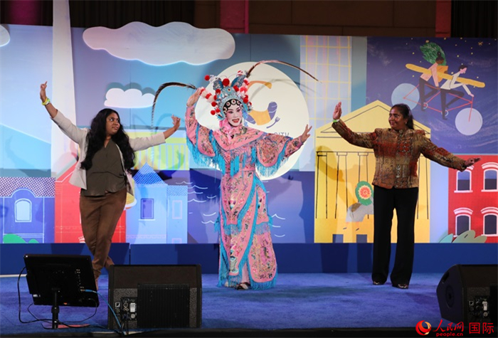 當(dāng)?shù)厝A人京劇社團(tuán)的青年演員現(xiàn)場(chǎng)表演京劇選段，并與現(xiàn)場(chǎng)觀眾近距離互動(dòng)。人民網(wǎng)記者 李志偉攝