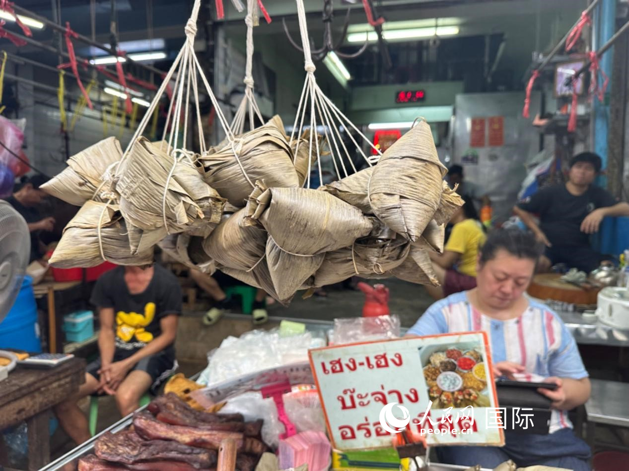 唐人街店鋪售賣的粽子。人民網(wǎng)記者 簡承淵攝
