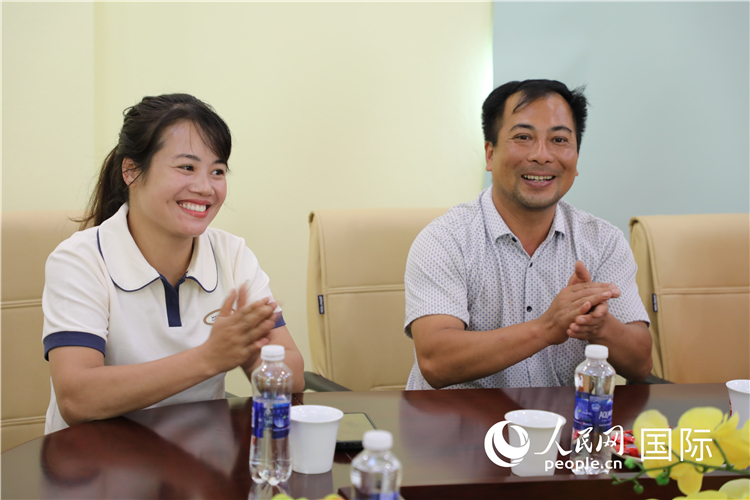 越南沙巴市黃連寄宿制民族小學(xué)老師阮氏秋姮、阮文享。人民網(wǎng)記者簡(jiǎn)承淵攝