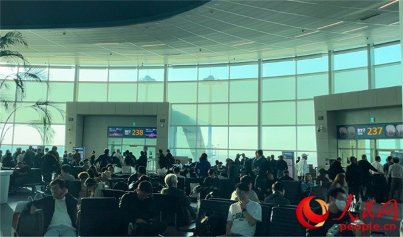 仁川機場等待登機的旅客。人民網(wǎng) 李帆攝
