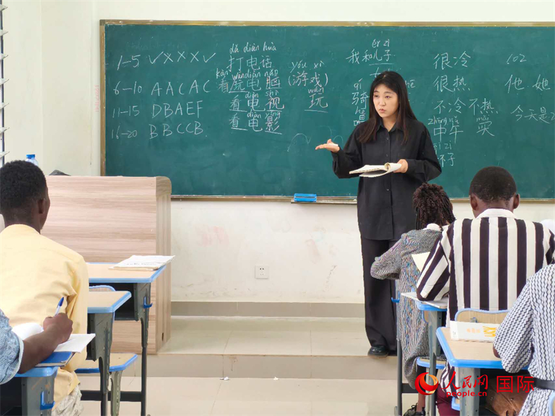中國(guó)老師在給學(xué)生們講課。人民網(wǎng)記者 黃培昭攝