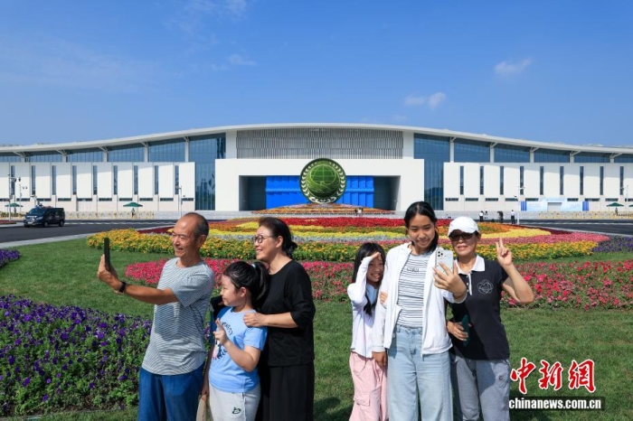 8月31日，天津，市民在2025年上海合作組織峰會主會場外自拍。當日，2025年上海合作組織峰會在天津舉行。<a target='_blank' href='/'><p  align=