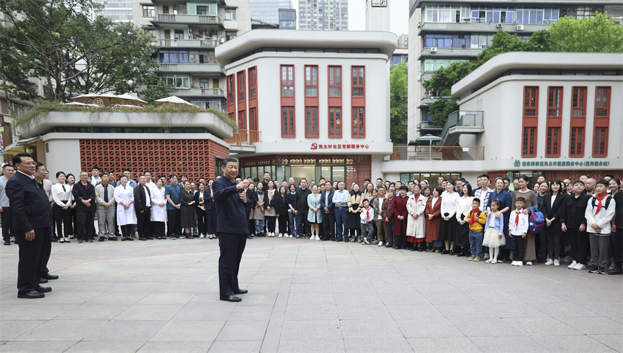 2024年4月22日至24日，中共中央總書記、國家主席、中央軍委主席習(xí)近平在重慶考察。這是22日下午，習(xí)近平在九龍坡區(qū)謝家灣街道民主村社區(qū)考察時(shí)，同社區(qū)居民親切交流。新華社記者 鞠鵬 攝