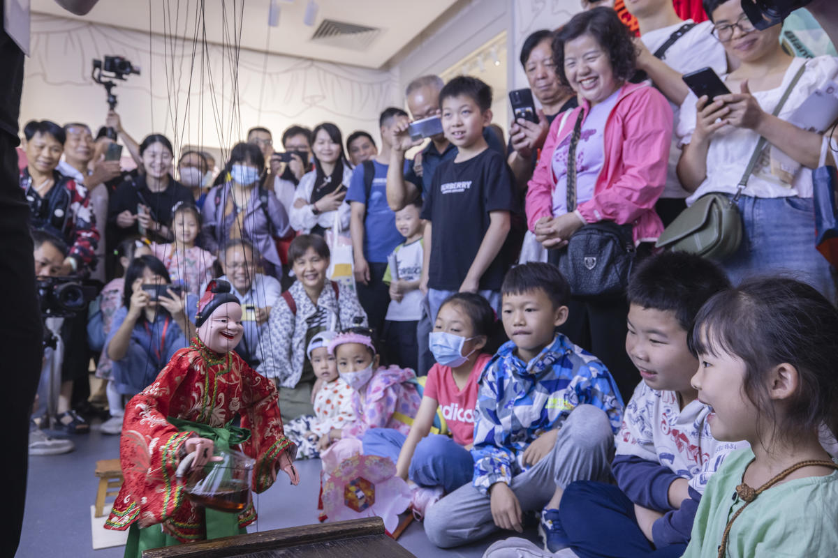 5月1日，廣州市白鵝潭大灣區(qū)藝術(shù)中心非物質(zhì)文化遺產(chǎn)館內(nèi)，精彩的梅縣提線木偶戲表演吸引了眾多游客駐足觀賞。 來(lái)源：人民圖片網(wǎng)