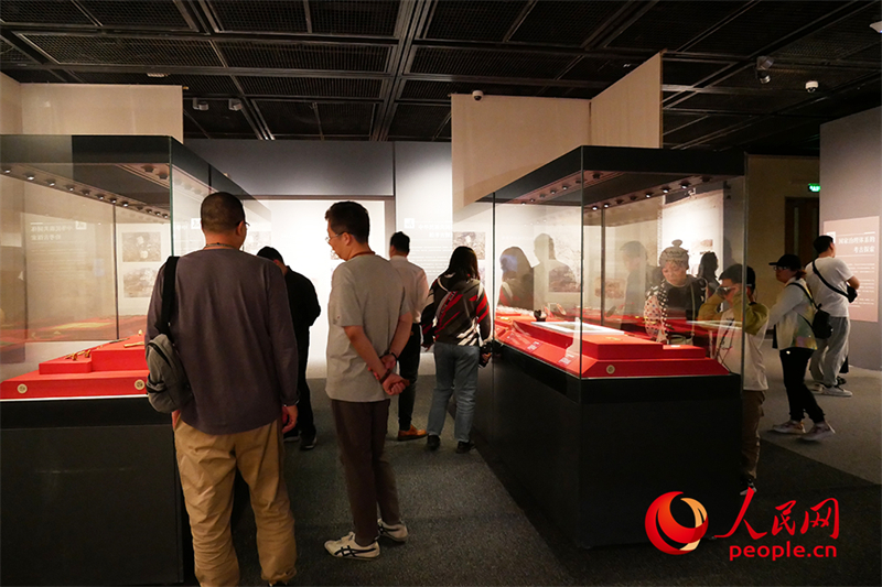 “五一”假期，游客在首都博物館參觀展覽。人民網(wǎng)記者 韋衍行攝