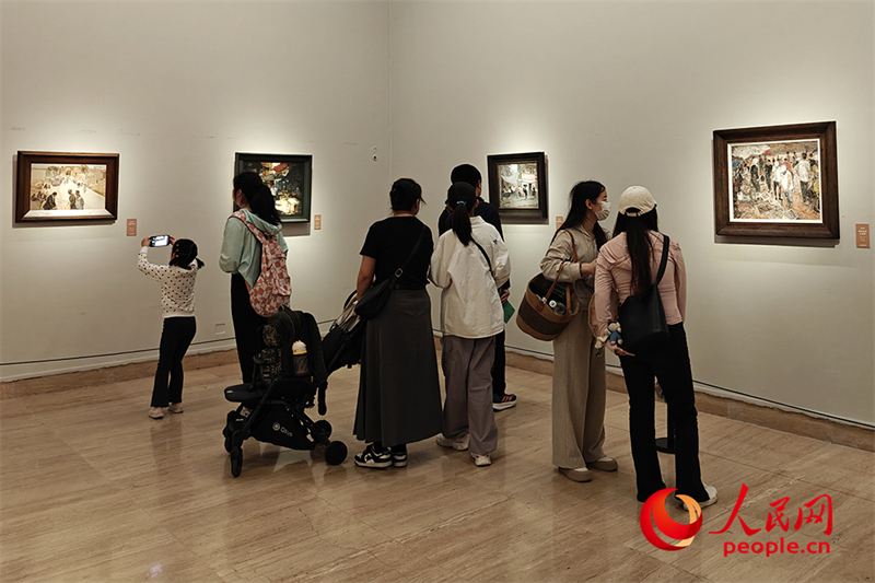 “五一”假期，游客在中國美術(shù)館參觀“大美勞動者——中國美術(shù)館藏勞動題材美術(shù)作品展（第二期）”。人民網(wǎng)記者 韋衍行攝