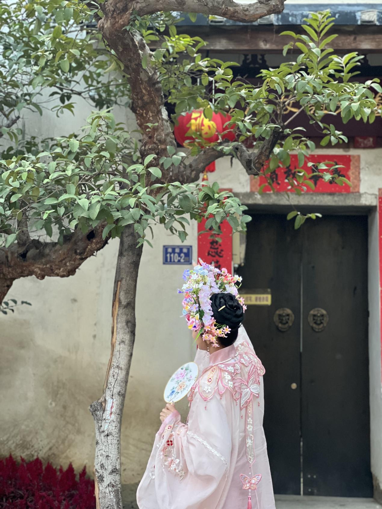 福建泉州，頭戴簪花的游客正拍照留念。人民網(wǎng) 歐陽易佳攝