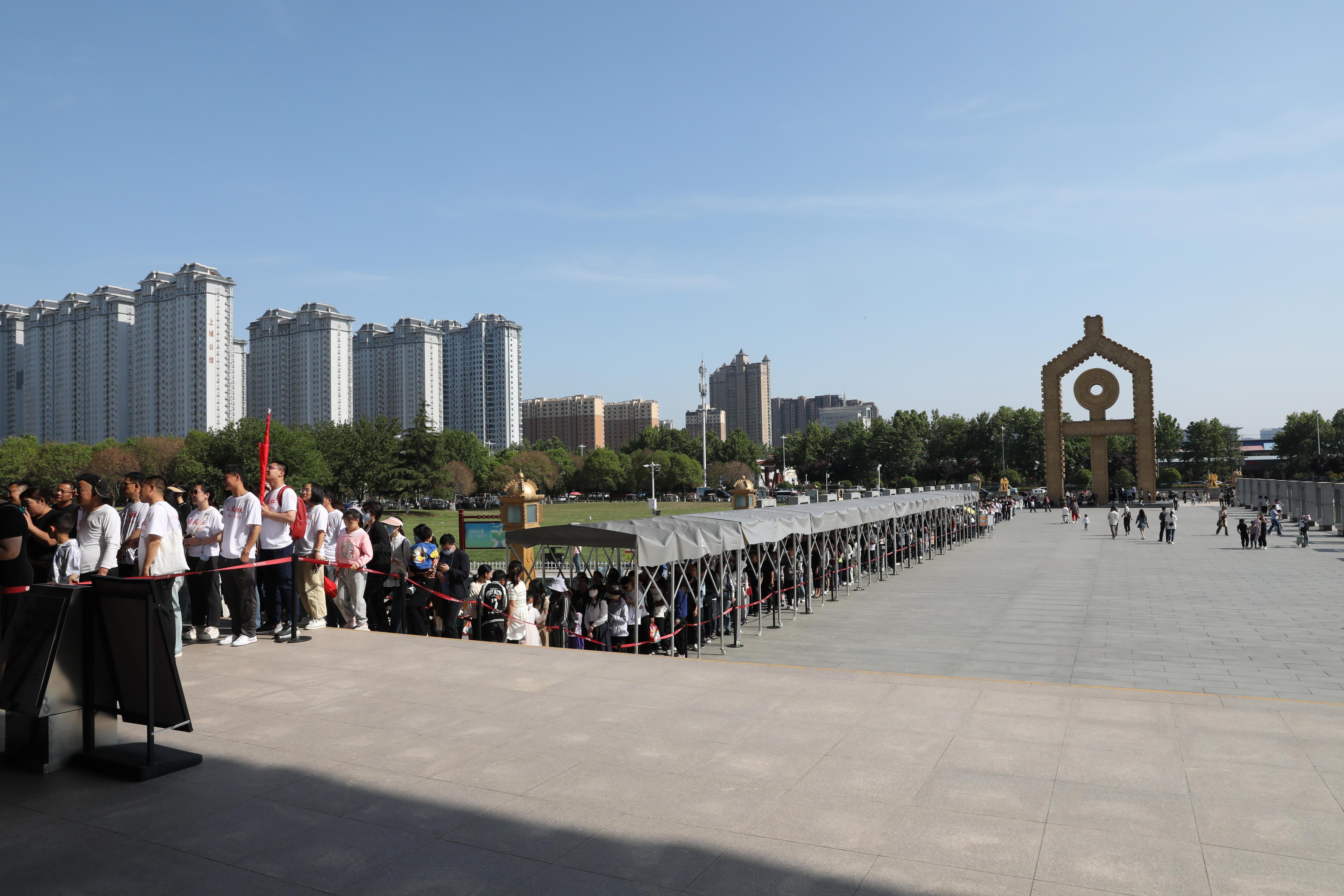 “五一”期間，中國文字博物館外游客有序排隊(duì)。中國文字博物館供圖