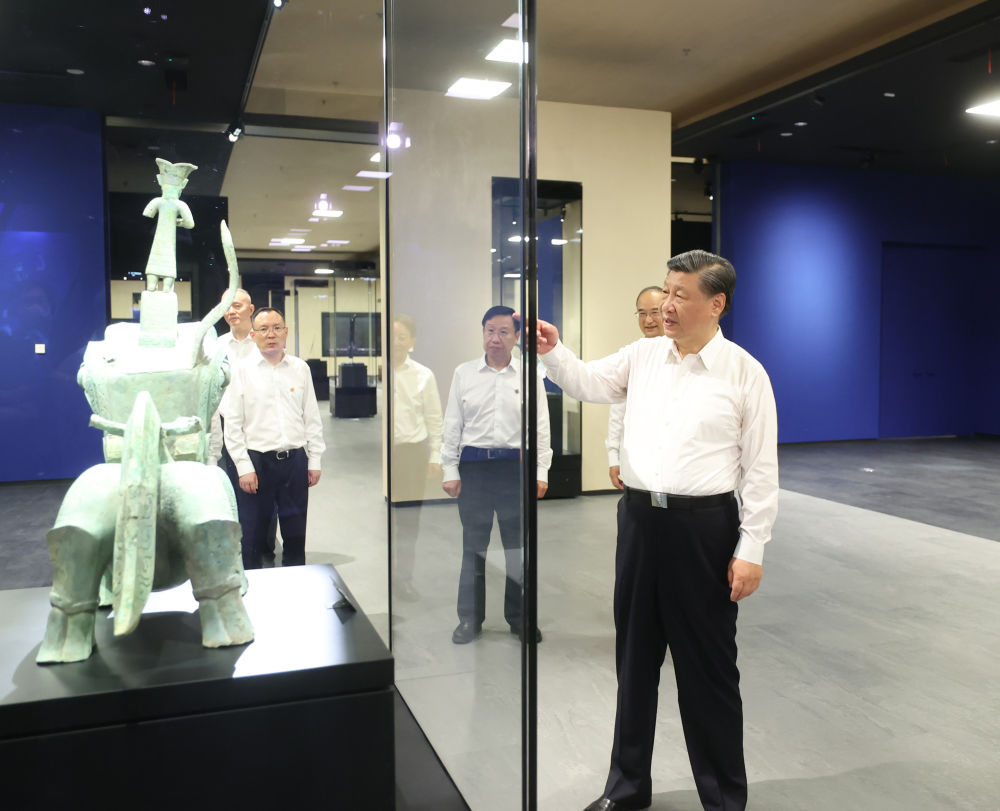 2023年7月26日，習(xí)近平總書記在四川省德陽市考察了三星堆博物館，了解當(dāng)?shù)貧v史文化遺址發(fā)掘研究、文物保護(hù)修復(fù)等情況。