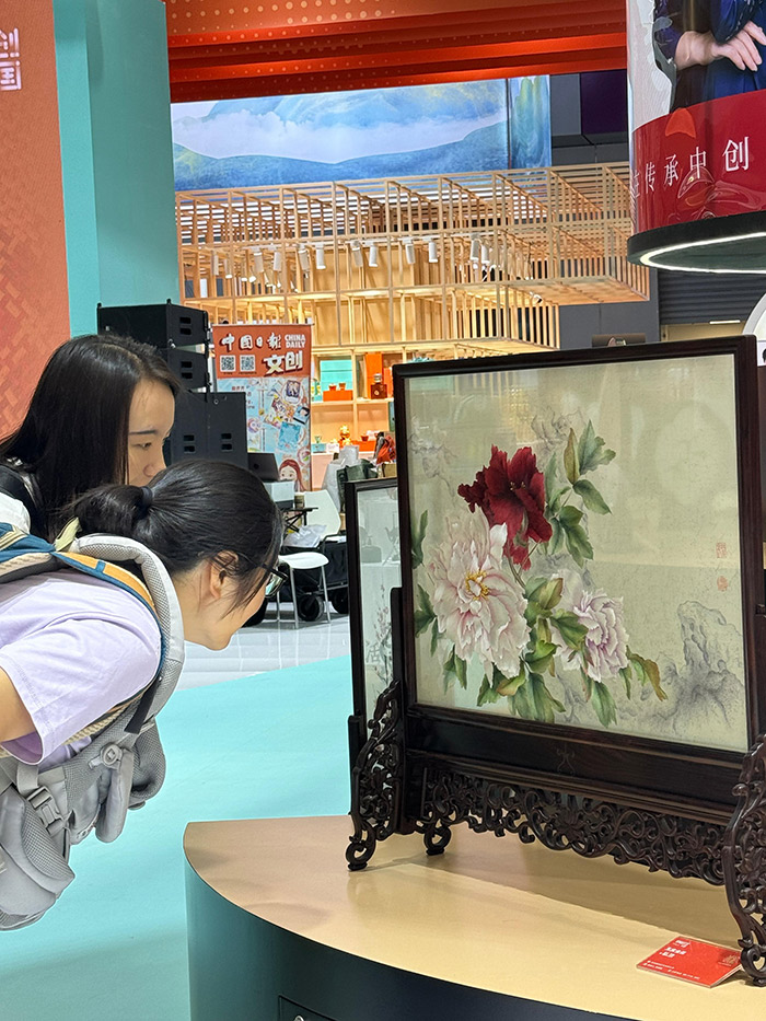“文創(chuàng)中國”專題展區(qū)。參展觀眾供圖