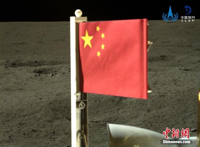 6月4日，中國國家航天局公布了嫦娥六號探測器在月球背面的五星紅旗展示影像。鮮艷的五星紅旗再次閃耀月球，這也是中國首次在月球背面獨(dú)立動態(tài)展示國旗。<a target='_blank' href='/'><p  align=