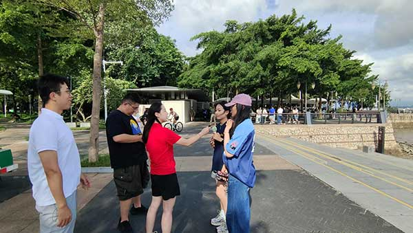 人民網(wǎng)記者采訪紅樹林公園游客。人民網(wǎng)記者 李彤?dāng)z