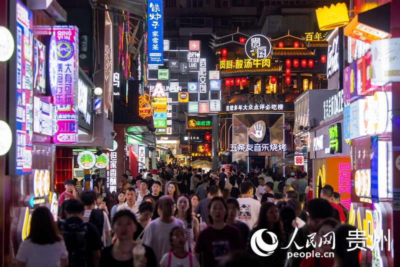 6月21日，貴陽，青云市集內(nèi)游人如織。人民網(wǎng)記者 翁奇羽攝