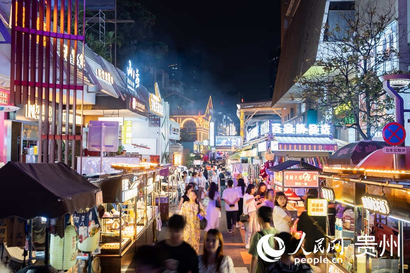 6月21日，夜幕下人頭攢動(dòng)的貴陽市太平路街區(qū)。人民網(wǎng)記者 涂敏攝