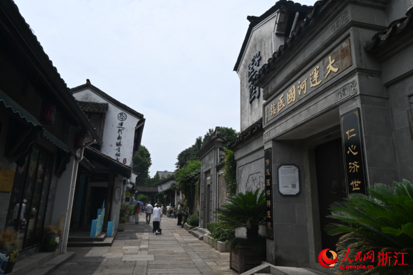 運(yùn)河邊的老建筑被完好保存下來。人民網(wǎng)記者 張麗瑋攝