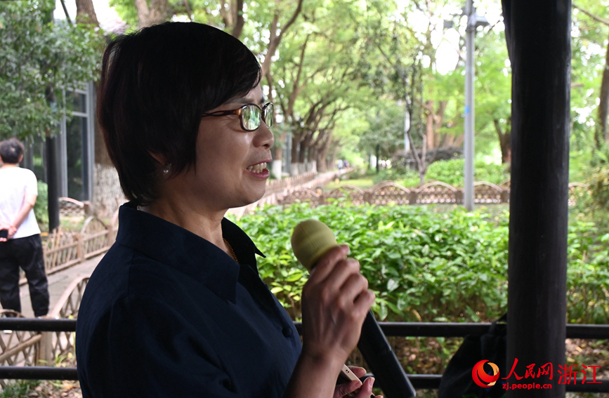 面向運(yùn)河，任國萍放聲歌唱。人民網(wǎng)記者 張麗瑋