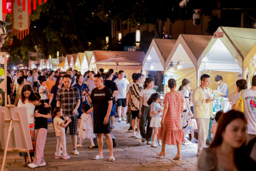 本屆中國大運(yùn)河廟會吸引不少市民游客前來參觀游玩。拱墅區(qū)委宣傳部供圖