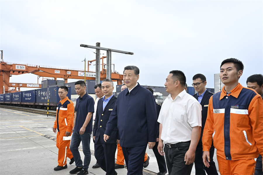 2024年4月22日至24日，中共中央總書記、國家主席、中央軍委主席習近平在重慶考察。這是22日下午，習近平在重慶國際物流樞紐園區(qū)重慶鐵路集裝箱中心站，同貨車司機、列車司機、裝卸工人、場站管理人員等親切交流。新華社記者 岳月偉 攝