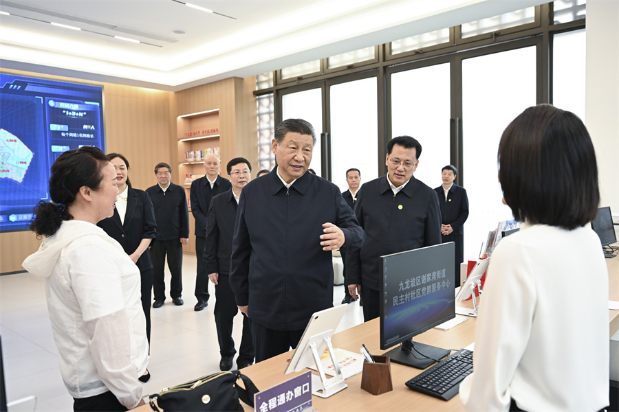 2024年4月22日至24日，中共中央總書記、國家主席、中央軍委主席習近平在重慶考察。這是22日下午，習近平在九龍坡區(qū)謝家灣街道民主村社區(qū)考察。新華社記者 謝環(huán)馳 攝