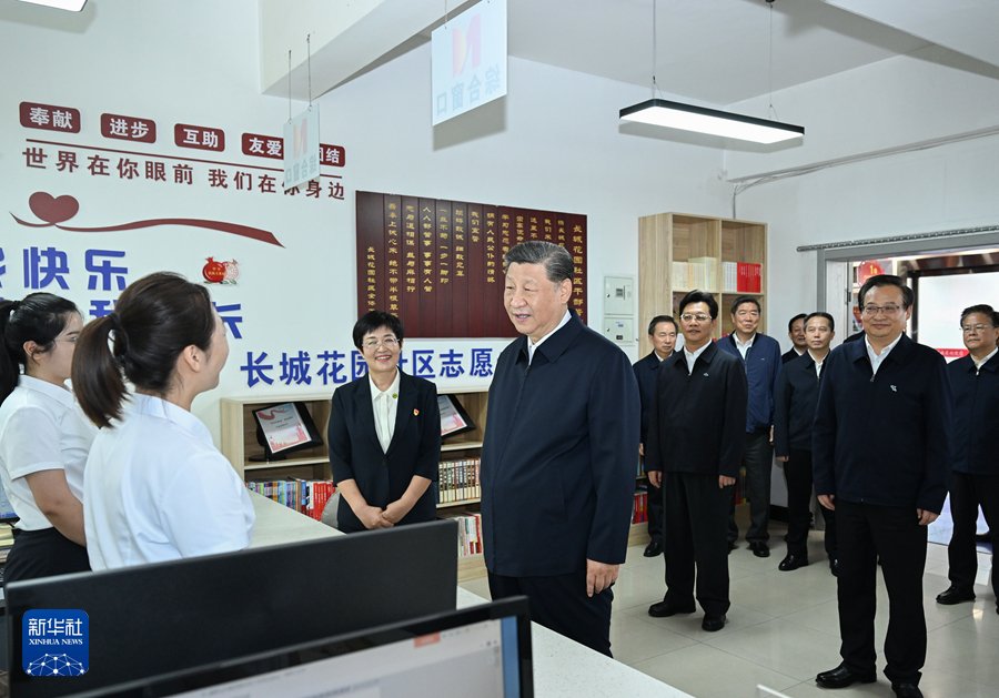 2024年6月19日下午，習(xí)近平在寧夏銀川市金鳳區(qū)長城花園社區(qū)黨群服務(wù)中心便民服務(wù)廳了解社區(qū)開展便民惠民服務(wù)等情況。新華社記者 謝環(huán)馳 攝