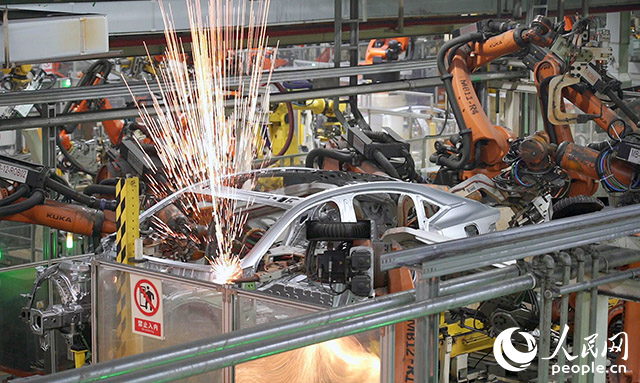 長(zhǎng)安汽車兩江工廠，機(jī)械臂正在工作。人民網(wǎng)記者 劉祎攝