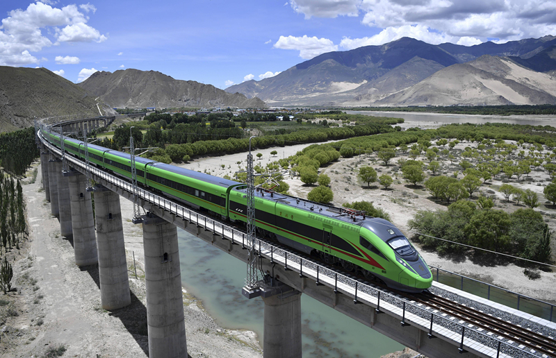 2022年6月22日，復(fù)興號列車行駛在西藏山南境內(nèi)。