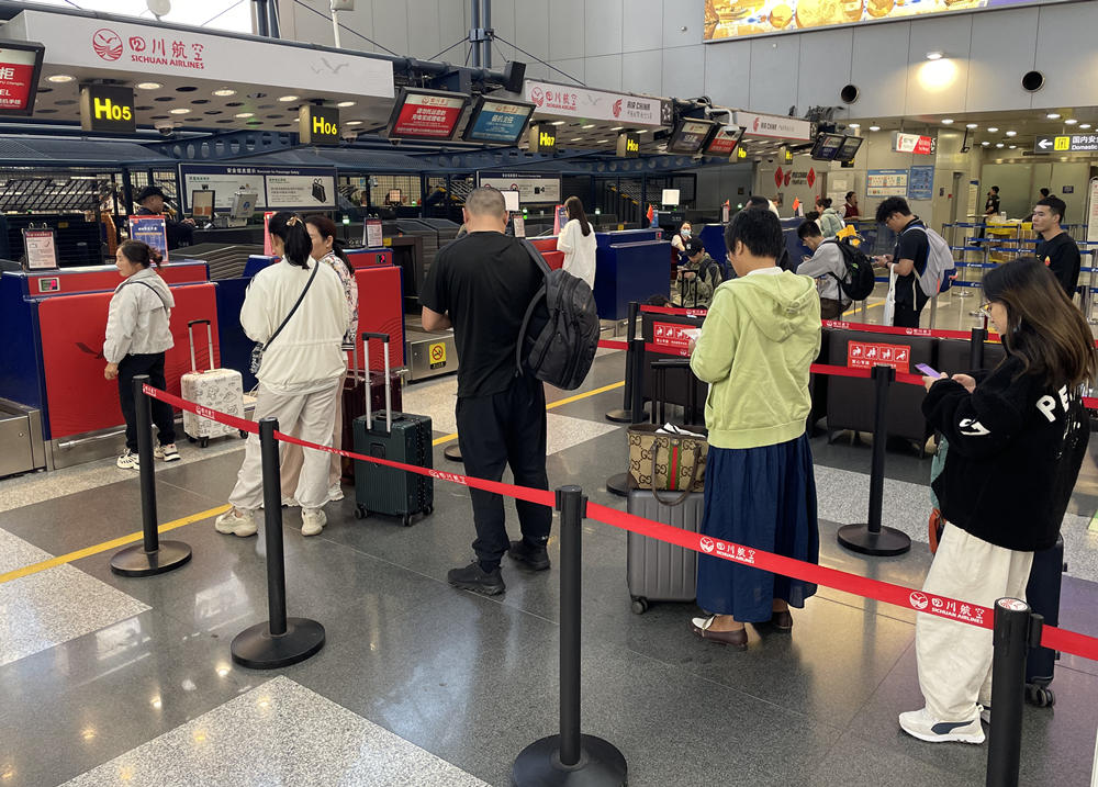 旅客在首都機(jī)場(chǎng)排隊(duì)辦理登機(jī)手續(xù)。人民網(wǎng)記者 喬雪峰攝