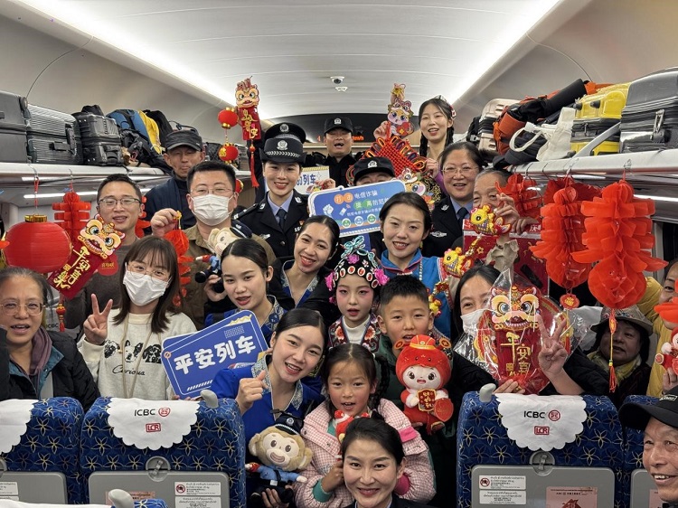 春節(jié)期間，在中老鐵路磨萬（磨丁—萬象）段，鐵路客運員工與乘客合影留念。李加勇攝