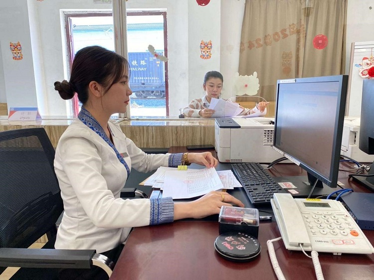 春節(jié)期間，中老鐵路員工堅守崗位，保障鐵路運行安全、暢通。李加勇攝