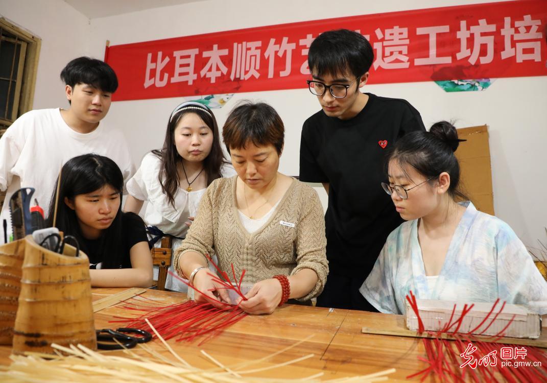 直播助農(nóng)、健康義診、扮靚街巷……青年學(xué)子暑期返鄉(xiāng)服務(wù)桑梓