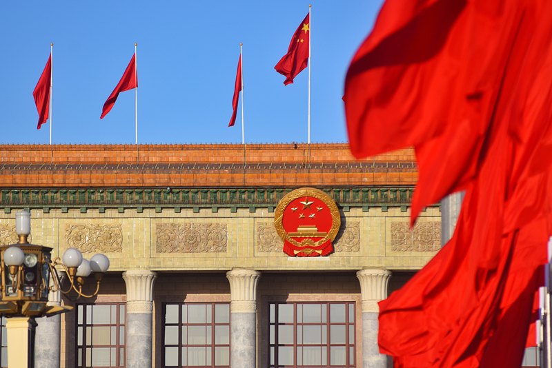 2024年3月8日，北京上空現(xiàn)“兩會藍”，人民大會堂前紅旗飄揚。