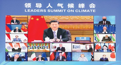 2021年4月22日晚，應(yīng)美國總統(tǒng)拜登邀請，國家主席習(xí)近平在北京以視頻方式出席領(lǐng)導(dǎo)人氣候峰會，并發(fā)表題為《共同構(gòu)建人與自然生命共同體》的重要講話。新華社記者 李 響攝