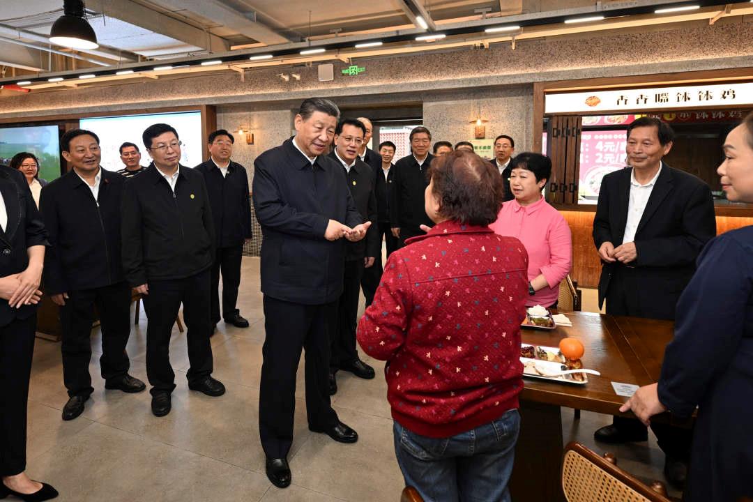 △2024年4月22日，習近平總書記來到重慶九龍坡區(qū)謝家灣街道民主村社區(qū)考察。