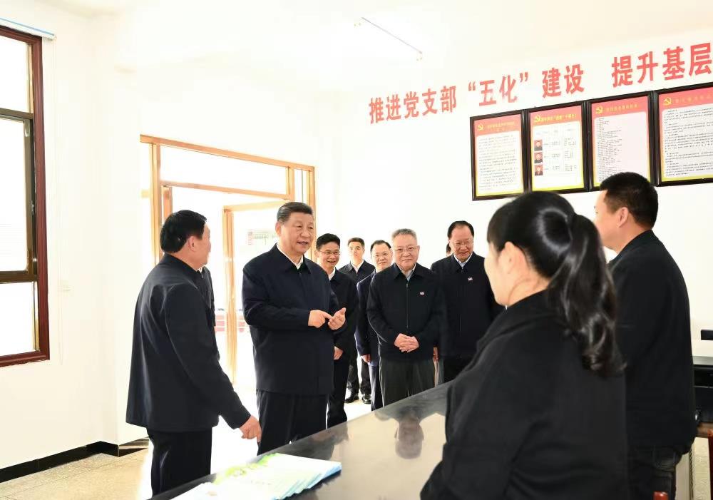 △2024年3月19日，習近平總書記在湖南常德市鼎城區(qū)謝家鋪鎮(zhèn)港中坪村黨群服務中心了解當?shù)貫榛鶎訙p負、提升基層治理效能等情況。