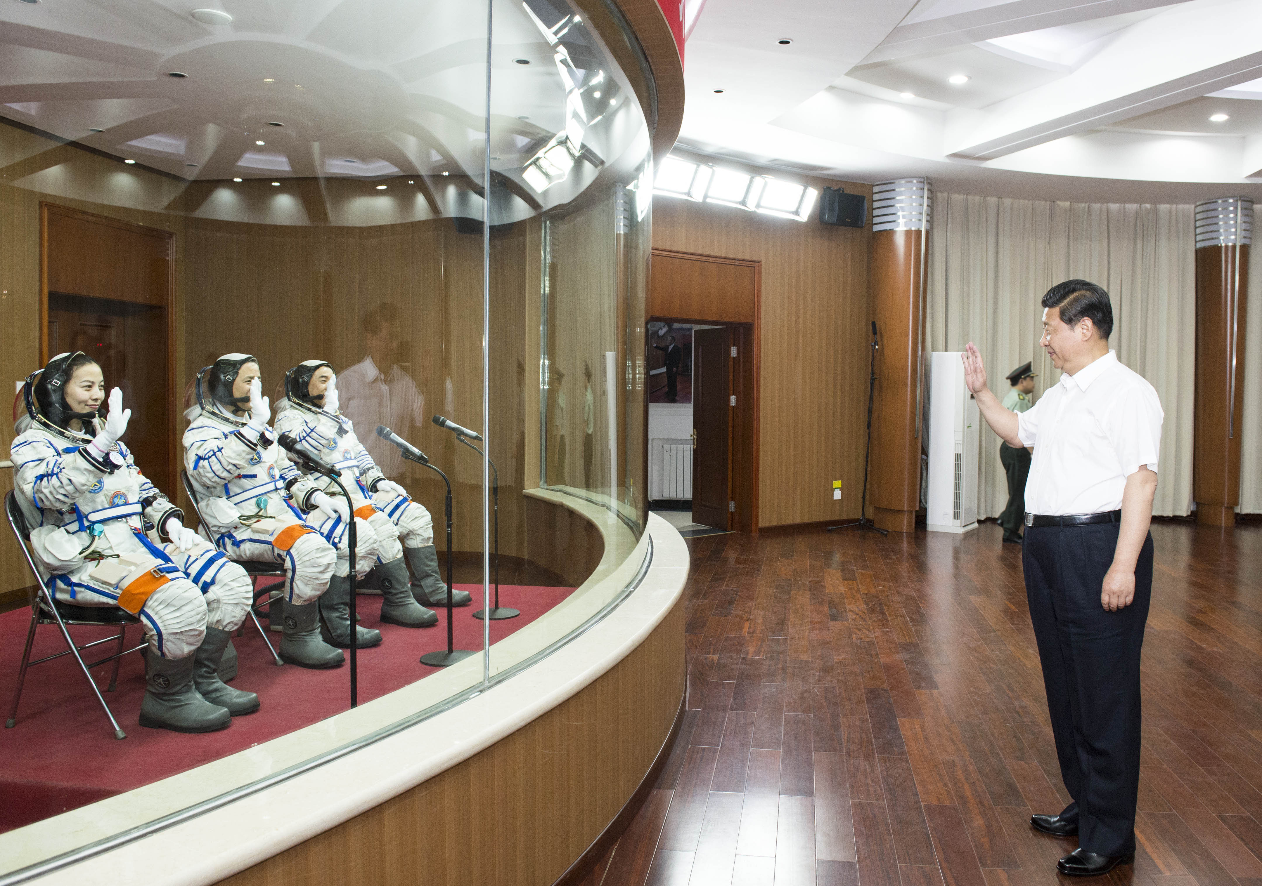 2013年6月11日，習(xí)近平總書記在酒泉衛(wèi)星發(fā)射中心觀看神舟十號(hào)載人飛船發(fā)射。這是習(xí)近平向即將出征的航天員聶海勝、張曉光、王亞平揮手致意。