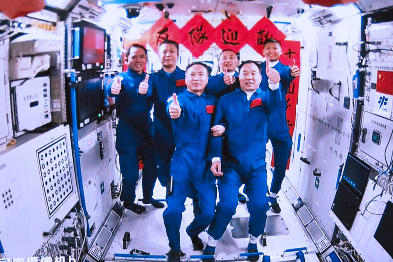 2023年5月30日，在北京航天飛行控制中心拍攝的神舟十五號(hào)航天員乘組與神舟十六號(hào)航天員乘組拍下“全家?！钡漠嬅?。