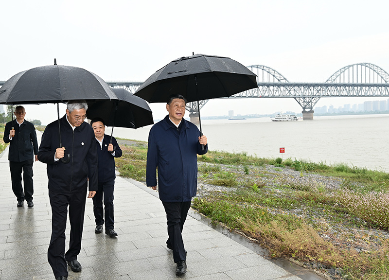 2023年10月10日至13日，中共中央總書記、國家主席、中央軍委主席習(xí)近平在江西考察。這是10日下午，習(xí)近平在長江國家文化公園九江城區(qū)段考察時(shí)，冒雨沿江堤步行察看沿岸風(fēng)貌。新華社記者 謝環(huán)馳 攝