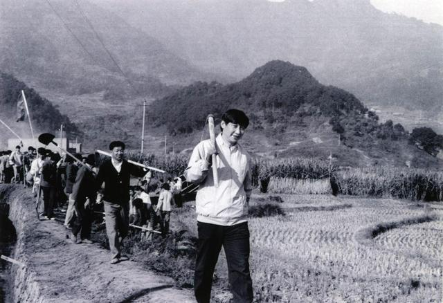1989年12月2日，時任中共寧德地委書記的習(xí)近平帶領(lǐng)地直機關(guān)千余名干部到寧德縣南漈水利工地參加清溝排障修整水渠勞動。新華社發(fā)