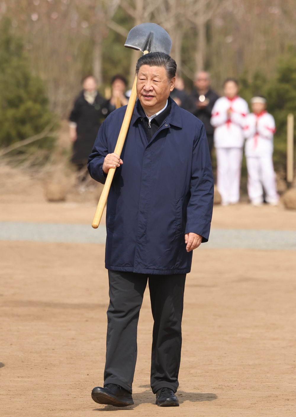 2024年4月3日，黨和國家領(lǐng)導(dǎo)人習(xí)近平、李強、趙樂際、王滬寧、蔡奇、丁薛祥、李希、韓正等來到北京市通州區(qū)潞城鎮(zhèn)參加首都義務(wù)植樹活動。這是習(xí)近平扛起鐵鍬走向植樹地點。新華社記者 龐興雷 攝