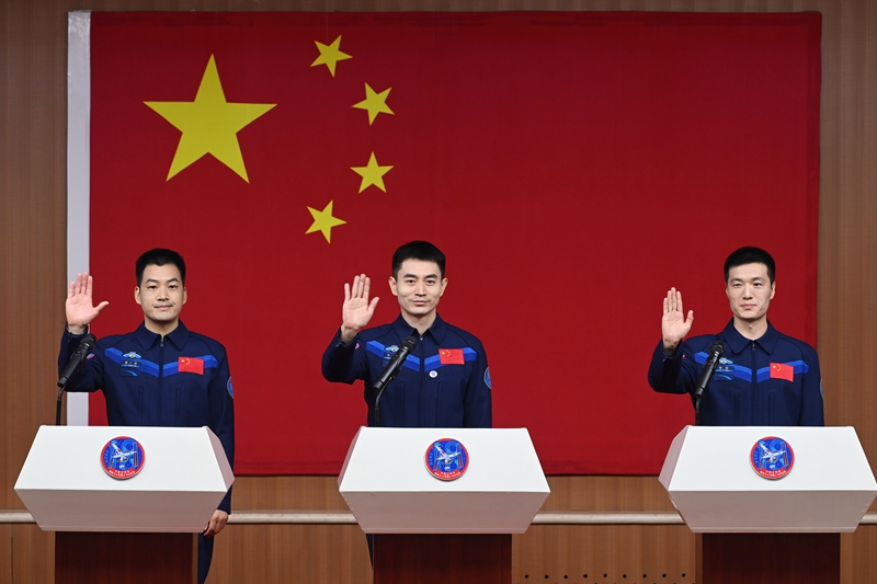 2024年月24日，神舟十八號載人飛行任務(wù)航天員葉光富（中）、李聰（右）、李廣蘇在酒泉衛(wèi)星發(fā)射中心問天閣與媒體記者集體見面。
