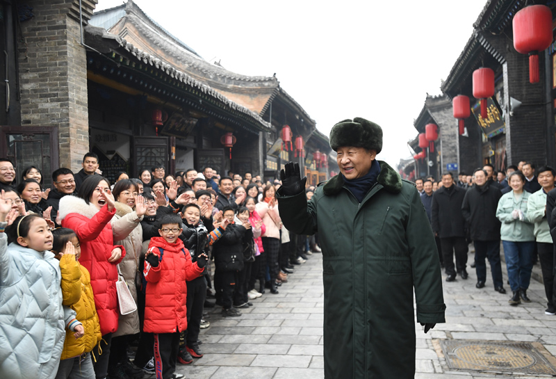 2022年1月27日，習(xí)近平總書(shū)記在平遙古城向現(xiàn)場(chǎng)群眾揮手致意。