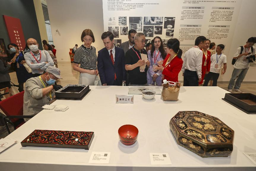 2023年5月28日，北京，推光漆器匠人為駐華使節(jié)展示技藝。