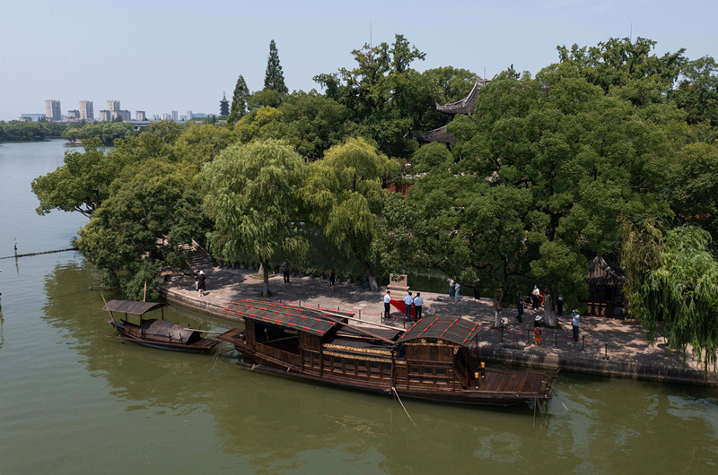2022年7月27日，南湖紅船?？吭谡憬〖闻d市南湖旅游區(qū)的湖心島旁。