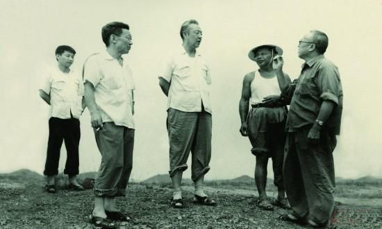 1978年8月，習(xí)仲勛（左三）在廣東惠陽農(nóng)村調(diào)研。在清華大學(xué)讀書的習(xí)近平（左一）利用暑假時(shí)間參加社會實(shí)踐，隨同父親一起下鄉(xiāng)。