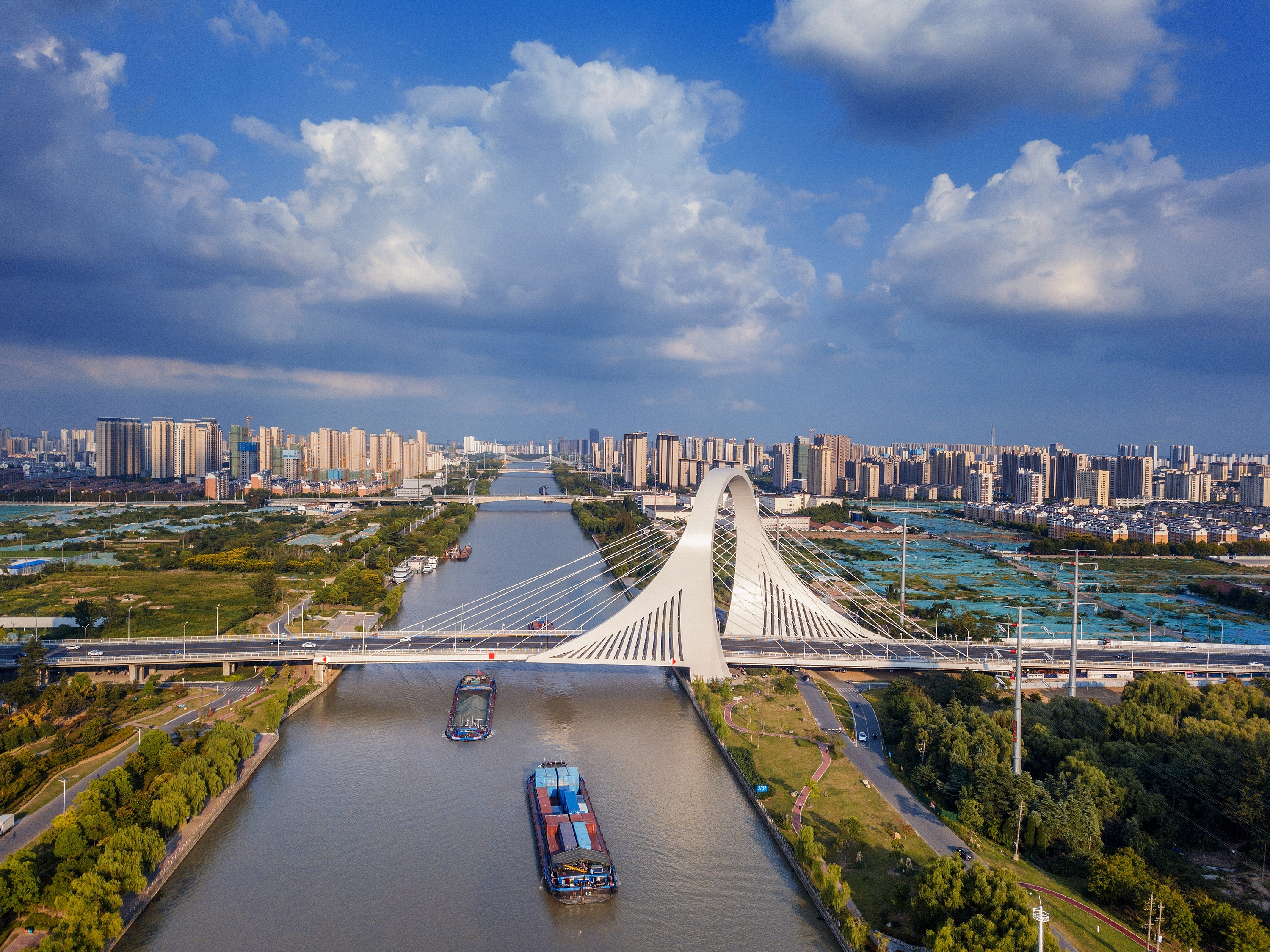 2022年9月12日，幾艘船舶行駛在江蘇淮安運(yùn)河大橋附近。