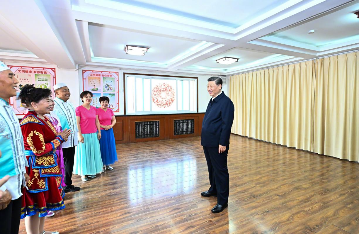 6月19日下午，習近平總書記在銀川市金鳳區(qū)長城花園社區(qū)活動室考察時，同社區(qū)居民親切交流。