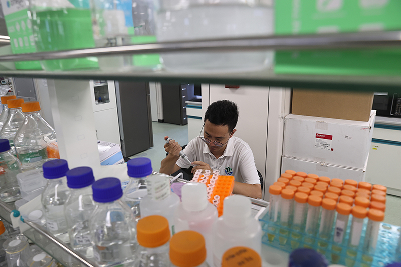 在三亞崖州灣科技城，一名青年科技工作者正在進(jìn)行科研工作。