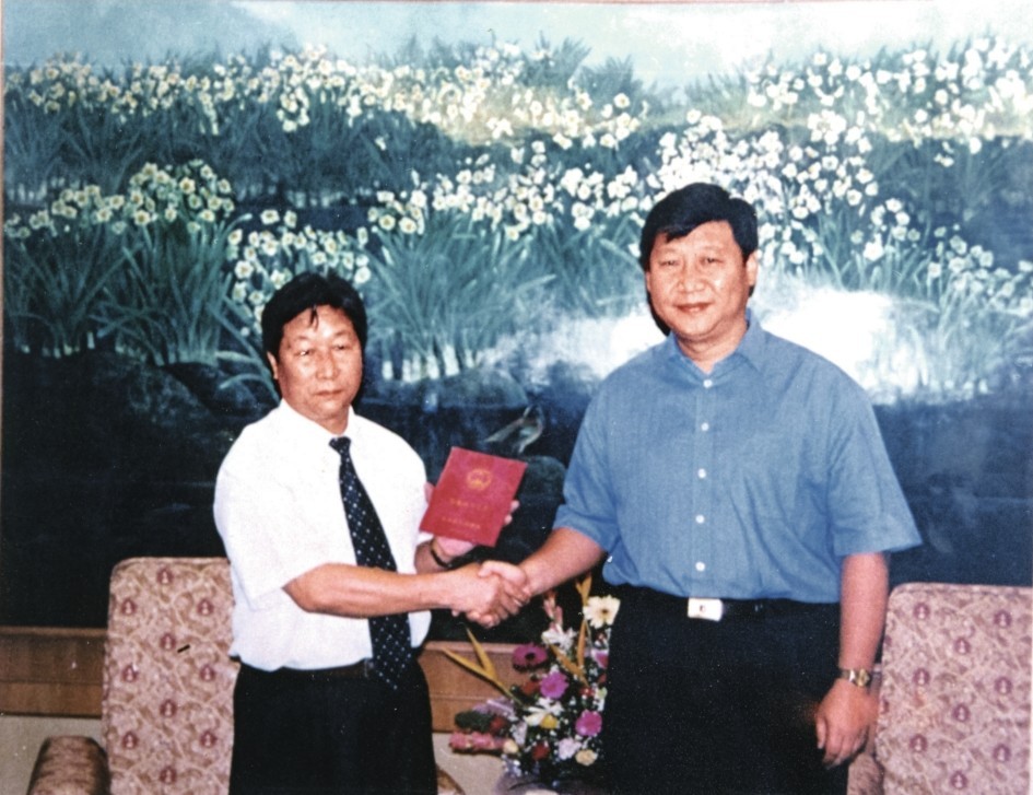 2000年7月，習(xí)近平為福建農(nóng)林大學(xué)教授林占熺頒發(fā)福建省政府“一等功”榮譽證書。圖源：《習(xí)近平在福建》（下）